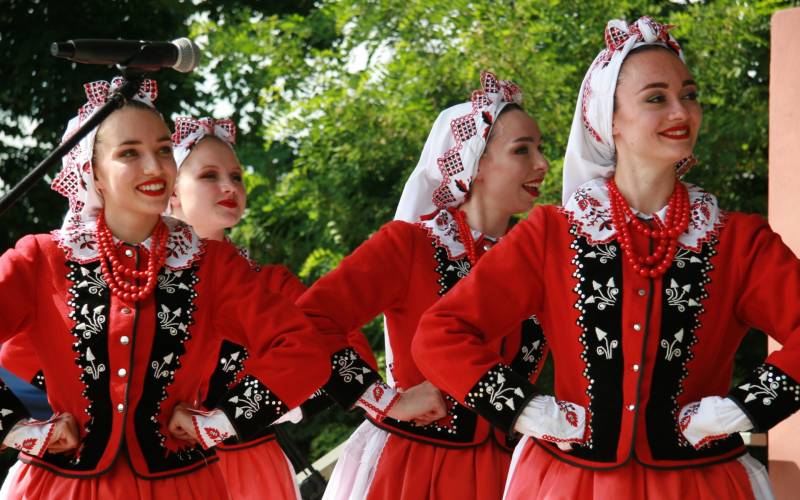 na zdjęciu śpiewające kobiety ubrane w stroje regionalne