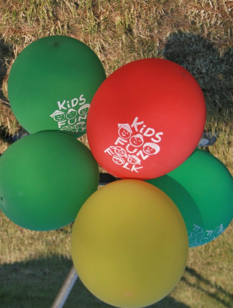 na zdjęciu balony z napisem Kids Fun Folk