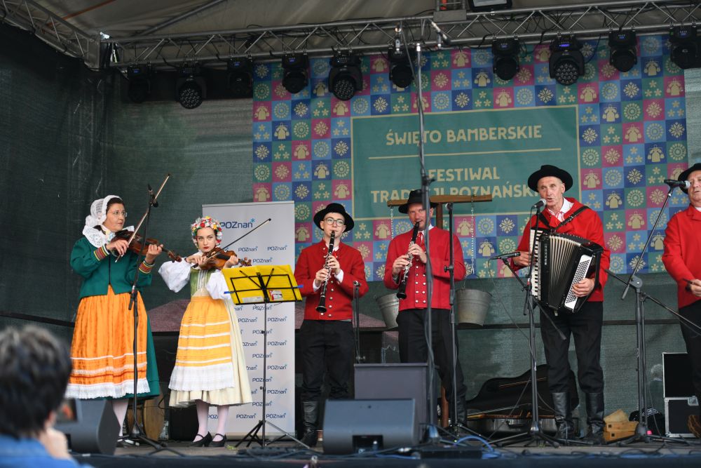 na zdjęciou 5 muzyków grający na instrumentach tradycyjnych