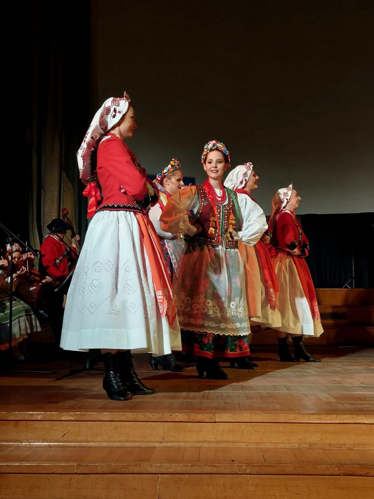 na zdjęciu tańcząca młodzież ubrana w stroje tradycyjne