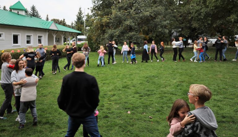 na zdjęciu tańcząca grupa dzieci i młodzieży