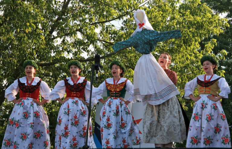 na zdjęciu tańczące dzieci podczas festiwalu folklorytycznego