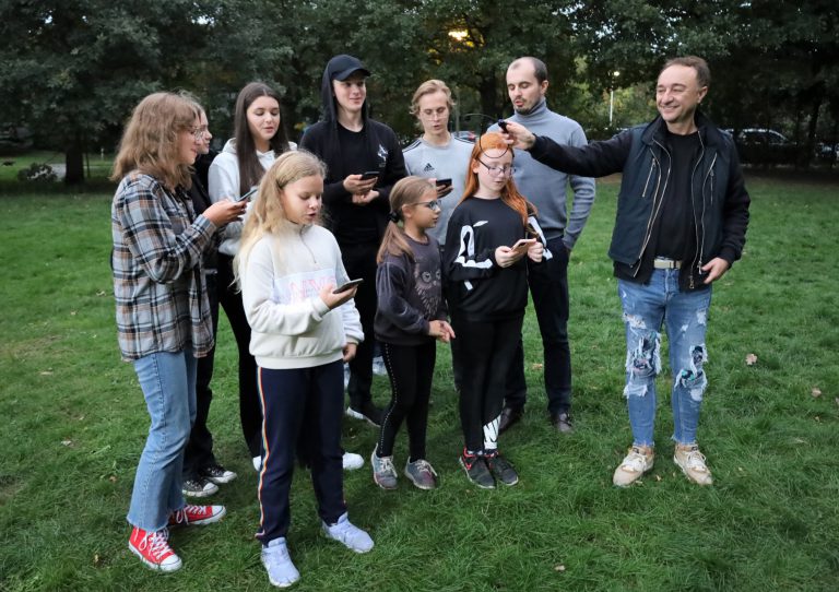 na zdjęciu grupa dzieci i młodzieży śpiewających do mokrofonu