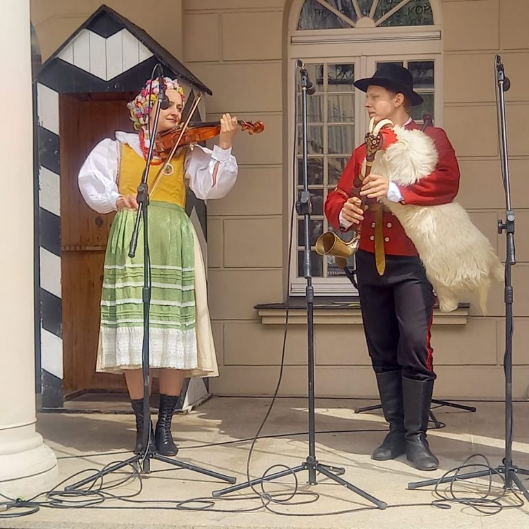 na zdjęciu muzycy grający na tradycyjnych wielkopolskich instrumentach ludowych