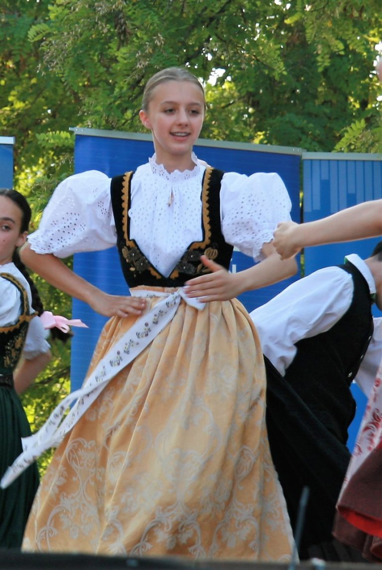 na zdjęciu tańcząca dziewczyna podczas festiwalu folklorytycznego