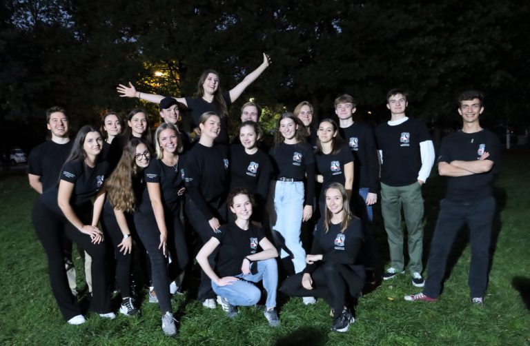 na zdjęciu grupa młodzieży ubranej w koszulki z logotypem Wielkopolan