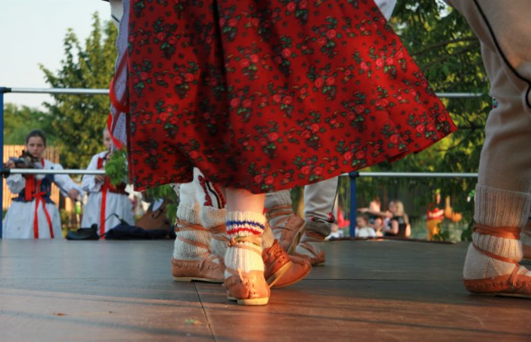 na zdjęciu nogi tancerzy ubranych w stroje reginalne