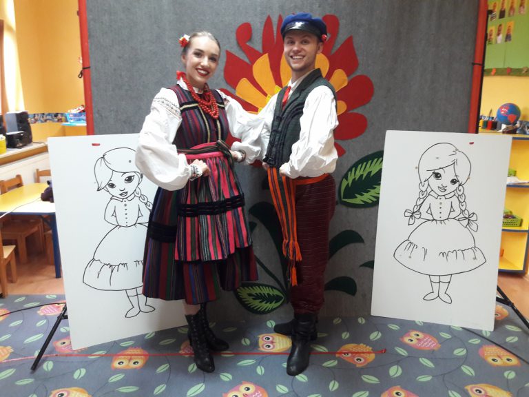 Na zdjęciu para tancerzy w strojach opoczyńskich. Uśmiechają się do zdjęcia.