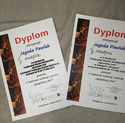 na zdjęciu dyplomy za zajęcie I i II miejsca w konkursie gry na tradycyjnych wielkopolskich instrumentach