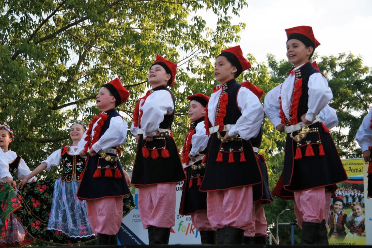 na zdjęciu tańczące dzieci podczas festiwalu folklorytycznego