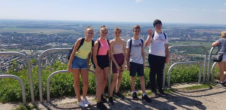 na zdjęciu pięcioro młodych ludzi stojących na szczycie góry