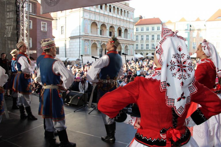 na zdjęciu tancerze w strojach krakowskich