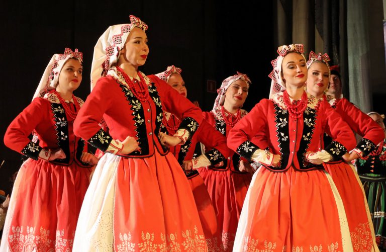 na zdjęciu śpiewająca młodzież ubrana w stroje tradycyjne
