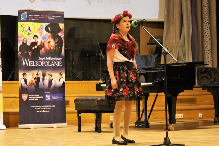 na zdjęciu śpiewająca dziewczyna na scenie