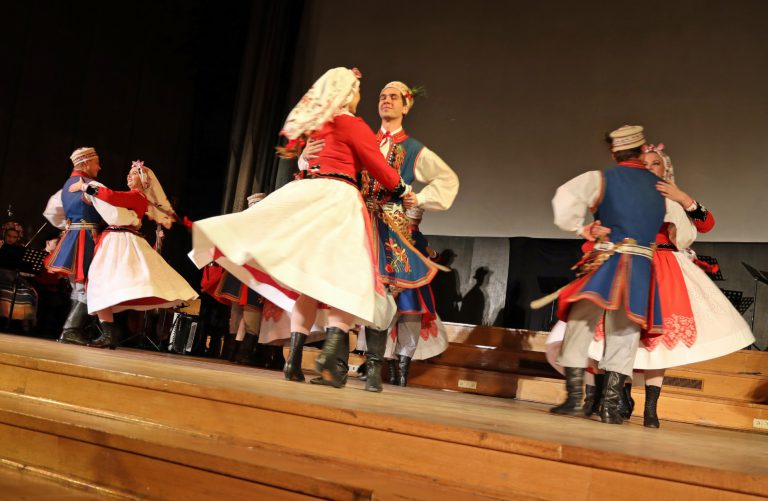 na zdjęciu tańcząca młodzież ubrana w stroje tradycyjne