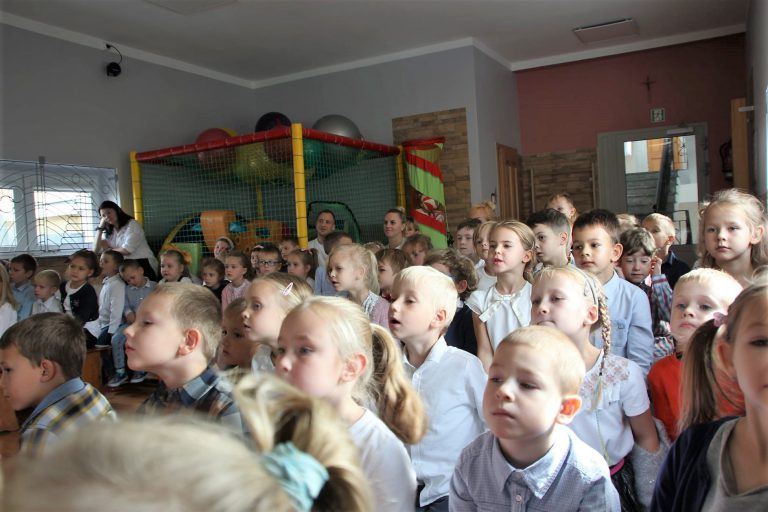na zdjęciu siedzące dzieci