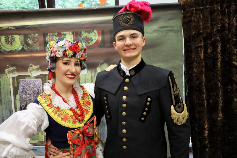 na zdjęciu uśmiechnięta para młodych ludzi ubrana w stroje regionalne