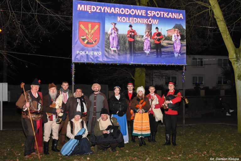 na zdjęciu grupa osób ubranych w stroje regionalne trzymająca w rękch instrumenty tradycyjne