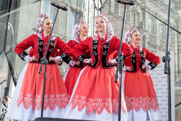 na zdjęciu śpiewające tancerki w strojach Krakowiaków Wschodnich