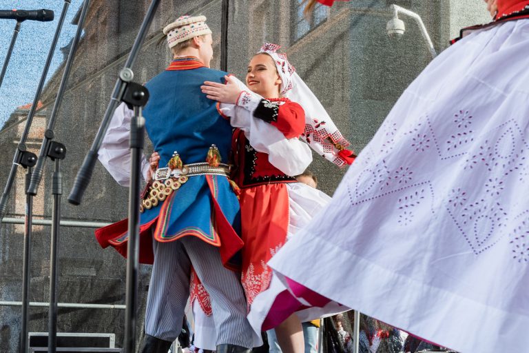 na zdjęciu tancerze w strojach Krakowiaków Wschodnich
