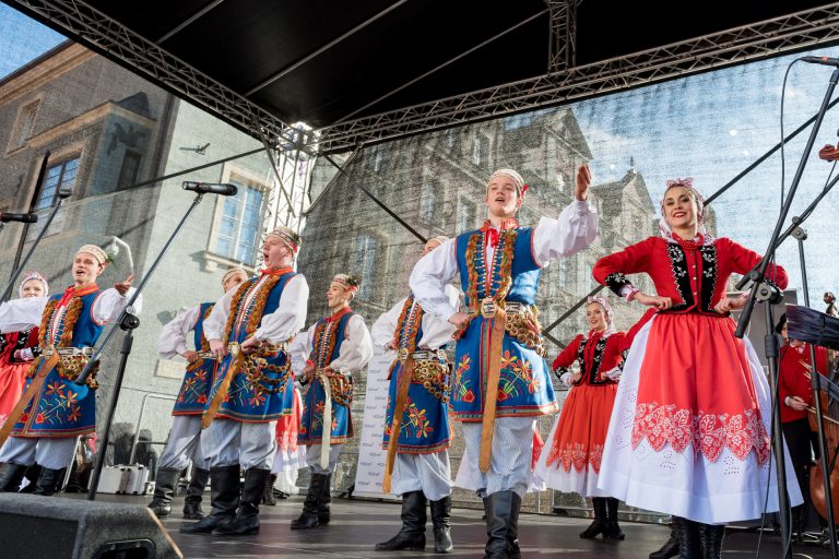 na zdjęciu śpiewający tancerze w strojach Krakowiaków Wschodnich