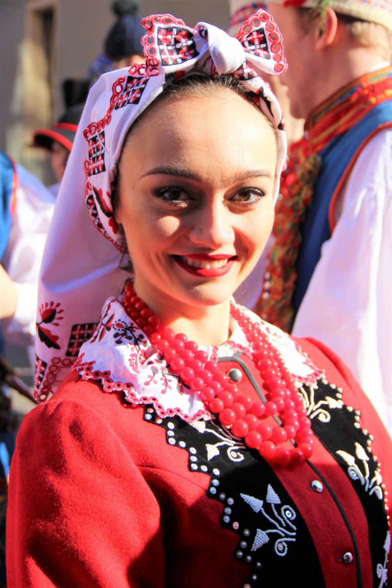 na zdjęciu uśmiecgnięta dziewczyna w stroju krakowskim