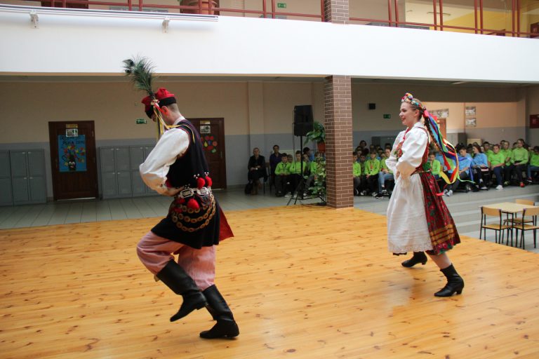 Na zdjęciu para tancerzy tańczy w strojach krakowskich.