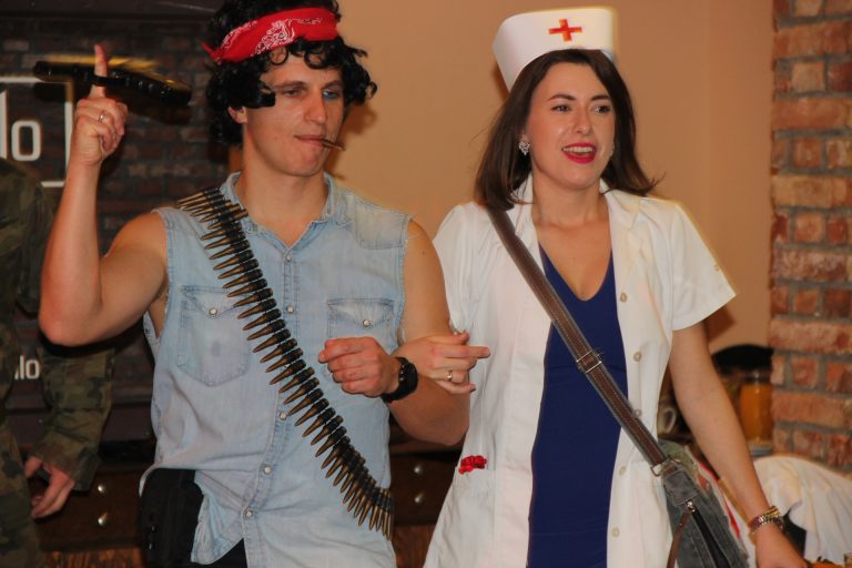 Na zdjęciu mężczyzna przebrany za wojskowego oraz kobieta przebrana za pielęgniarkę.
