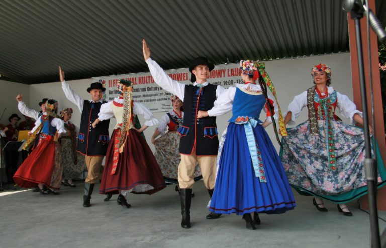 na zdjęciu tańcząca młodzież ubrana w stroje regionalne