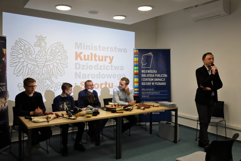 na zdjęciu pięciu mężczyzn podczas prelekcja wielkopolskich instrumentów tradycyjnych