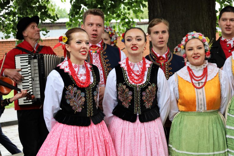 na zdjęciu śpiewająca młodzież ubrana w stroje regionalne