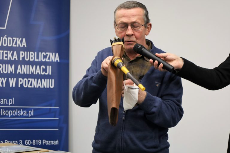na zdjęciu mężczyzna prezentujący wielkopolskie instrumenty tradycyjne