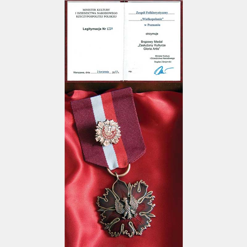 Na zdjęciu medal z napisem Gloria Artis.