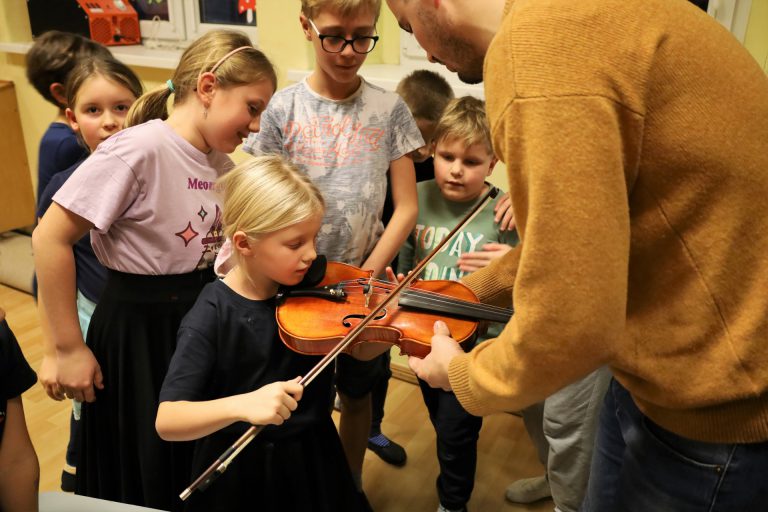 na zdjęciu dzieci grające na wielkopolskich instrumentach tradycyjnych