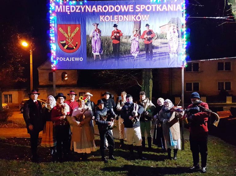 na zdjęciu muzycy trzymający w rękach wielkopolskie instrumenty tradycyjne