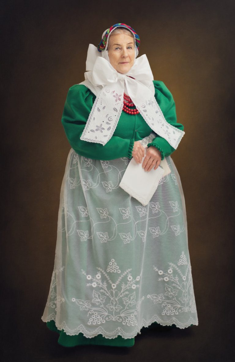 na zdjęciu starsza kobieta ubrana w strój regionaln