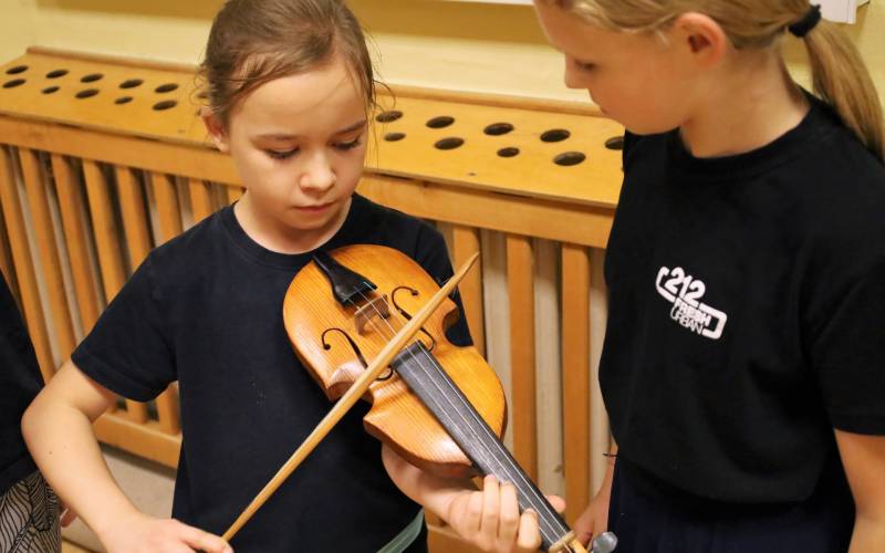 na zdjęciu dziewczynki grające na tradycyjnych instrumentach wielkopolskich