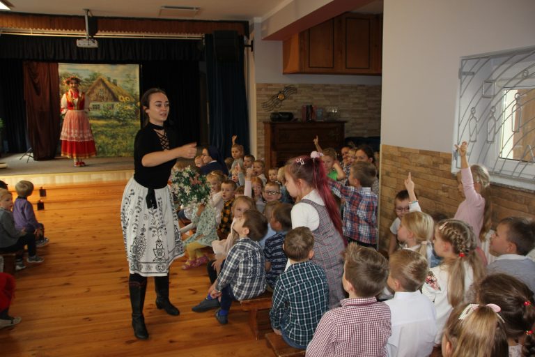 Konferansjerka opowiadająca dzieciom historie wielkopolskiego folkloru.