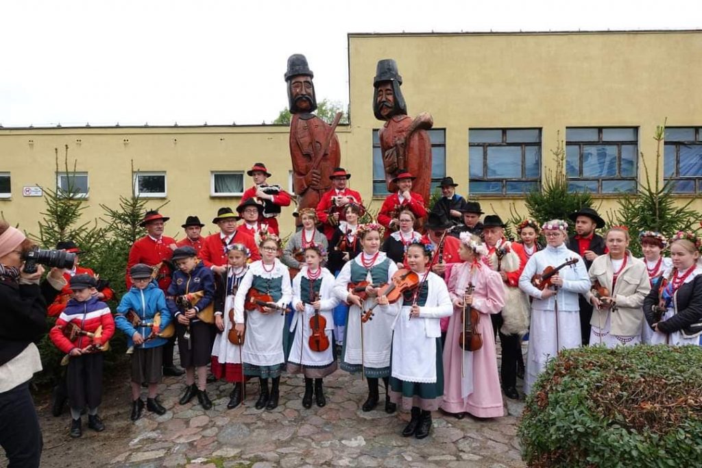 Muzycy ludowi przy pomniku dudziarza i skrzypka w Starył Gołębinie