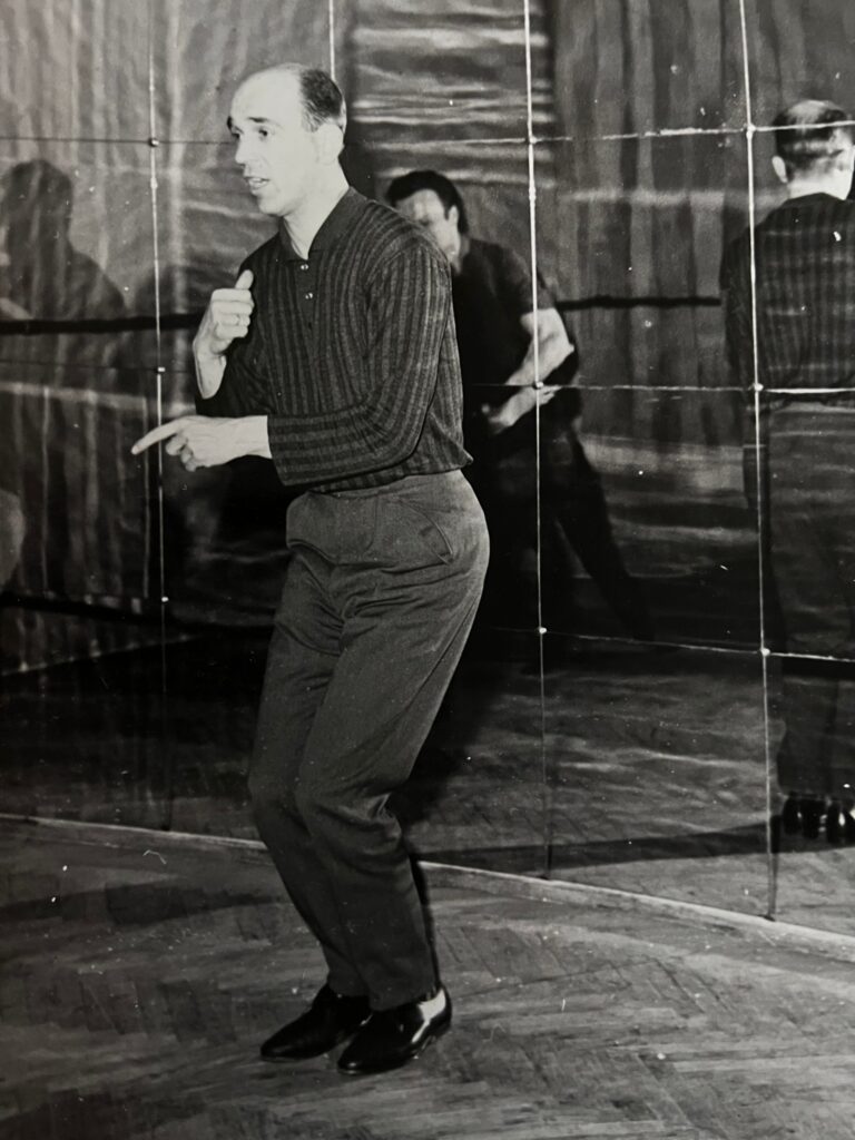 Choreograf tańca w trakcie prezentacji ćwiczeń.