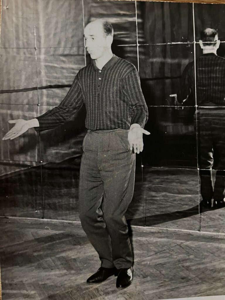 Choreograf tańca w trakcie prezentacji ćwiczeń.