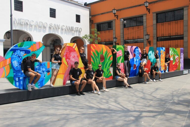 tancerze pozujący do zdjęcia na Placu Garibaldi w mieście Meksyk