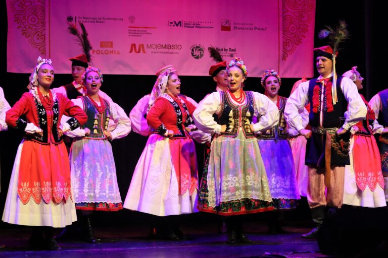 tancerze w strojach krakowskich