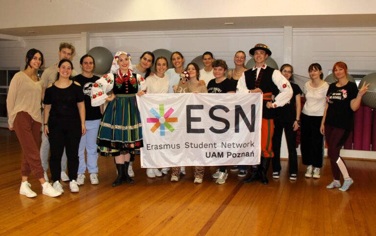 uczestnicy warsztatów z banerem ESN UAM Poznań