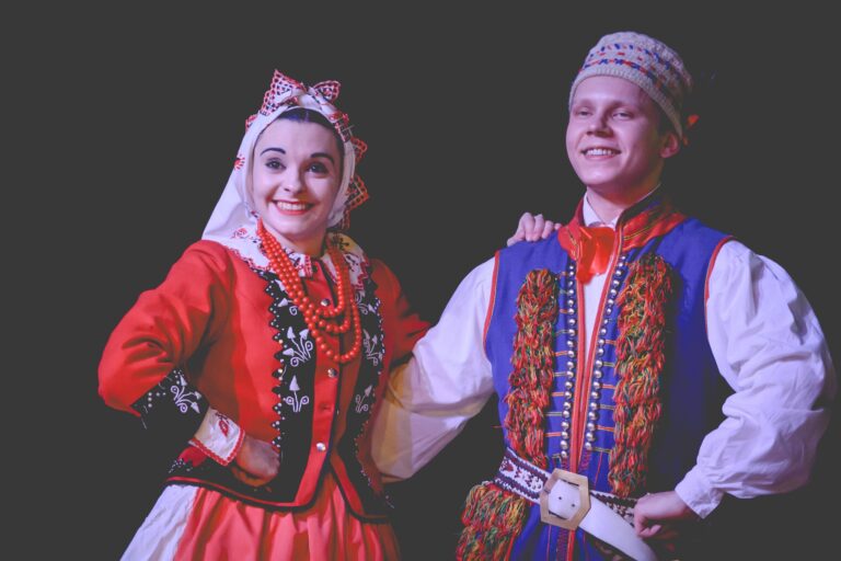 tancerze w strojach krakowiaków wschodnich